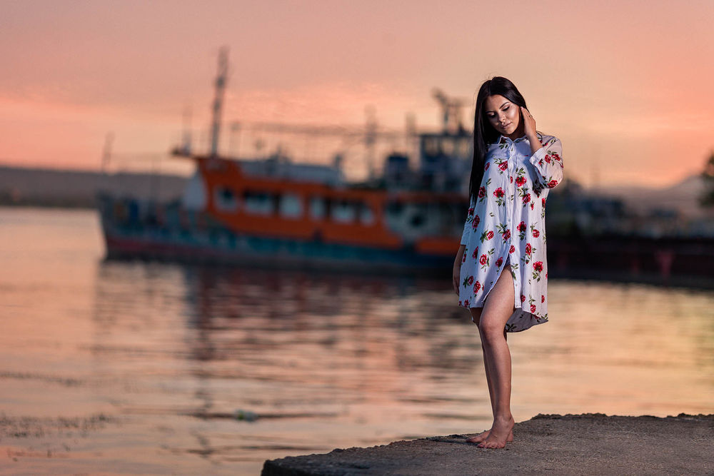 Обои для рабочего стола Девушка Georgiana стоит на пристане, фотограф Andrea Carretta