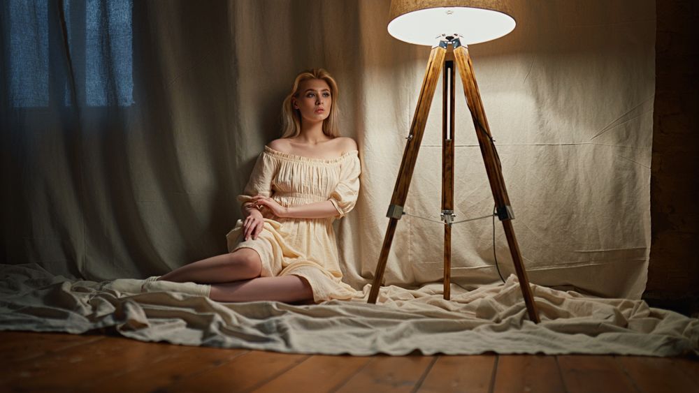 Обои для рабочего стола Модель Irina Klimenko сидит на полу у шторы, фотограф Sergey Zhirnov