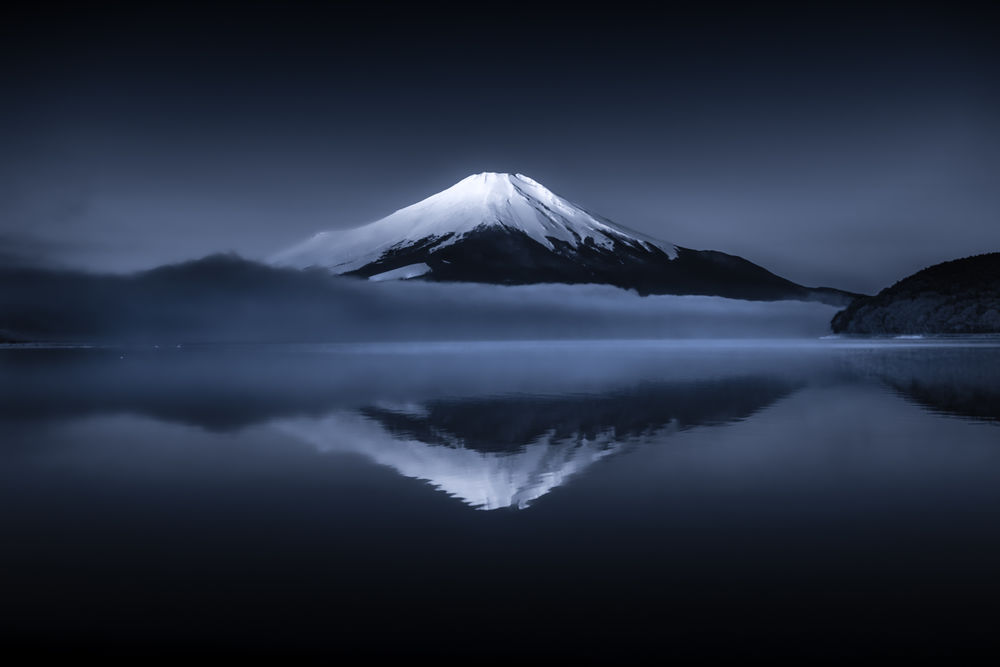 Обои для рабочего стола Гора Fuji / Фудзи, Япония и ее отражение в воде. Фотограф Takashi