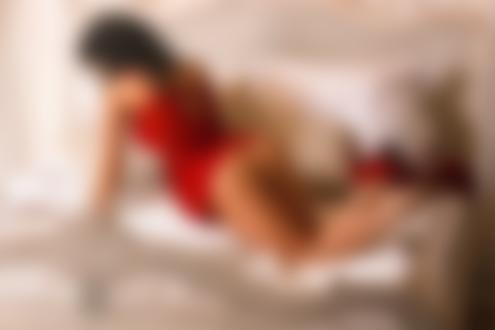 Обои для рабочего стола Модель в красном нижнем белье лежит на кровати в спальной комнате, Фотограф Анастасия Маркова