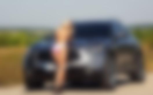 Обои на рабочий стол Девушка - бляндинка стоит у авто