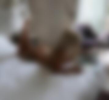Обои на рабочий стол Модель Nata Lee с журналом на постели, фотограф Александр Маврин