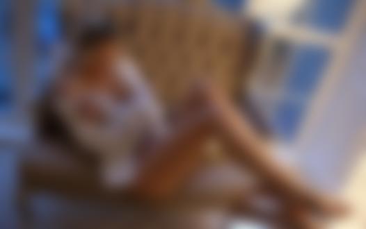 Обои для рабочего стола Модель Екатерина Ширяева в джинсовом комбинезоне позирует на диване, by KylieQ