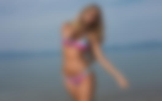 Обои на рабочий стол Модель TeenyB в купальнике стоит на фоне моря
