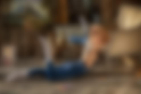 Обои на рабочий стол Модель Настя в джинсовом комбинезоне лежит на полу. Фотограф Бармина Анастасия