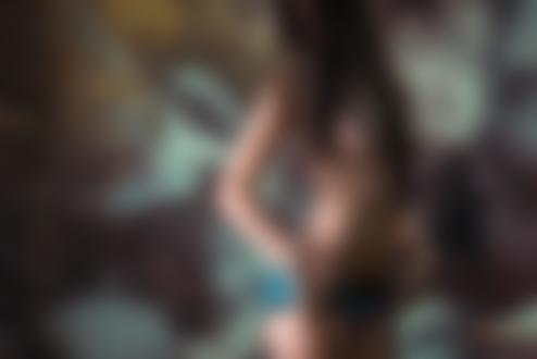 Обои на рабочий стол Длинноволосая девушка топлес стоит на размытом фоне природы