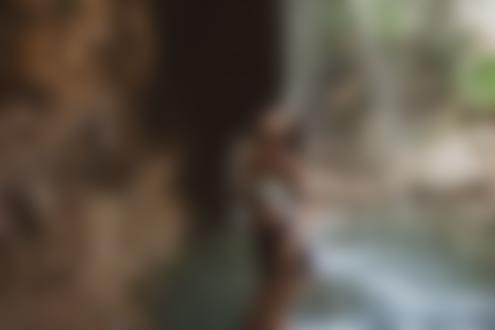 Обои на рабочий стол Девушка Юлия в шортах и топе стоит у водопада, фотограф Надежда Разумная