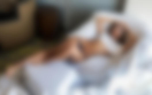 Обои на рабочий стол Модель Astrid лежит на постели, фотограф Luis Gastоn