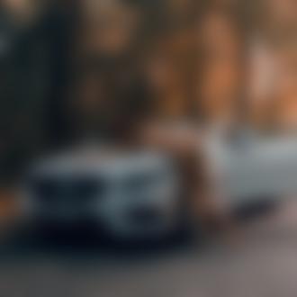 Обои для рабочего стола Модель Гаянэ Багдасарян стоит у авто, фотограф Alexander Belavin
