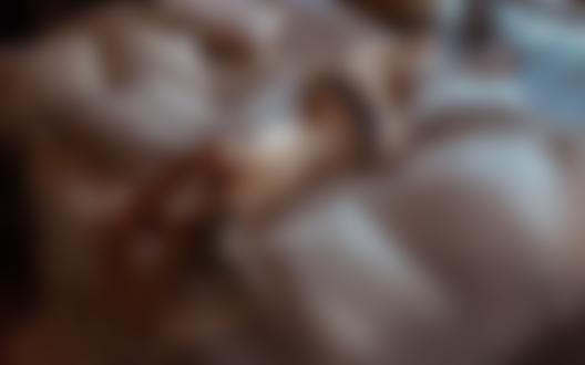 Обои на рабочий стол Девушка лежит в окружении подушек, фотограф Итан Планк