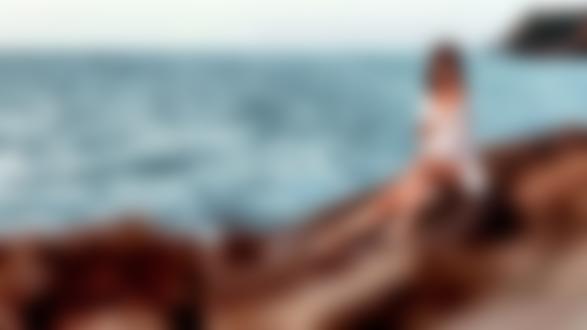 Обои на рабочий стол Модель Леся сидит на фоне моря, фотограф Gromova Oxana