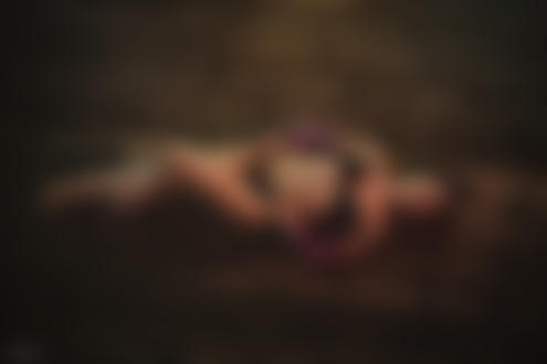 Обои на рабочий стол Модель Екатерина Котенова лежит на полу, фотограф Максим Чуприн