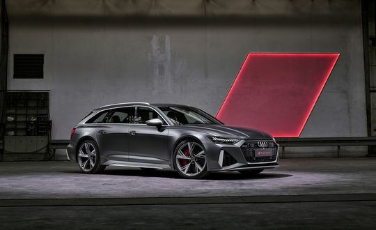 Обои на рабочий стол Серый Audi RS6 Avant в помещении