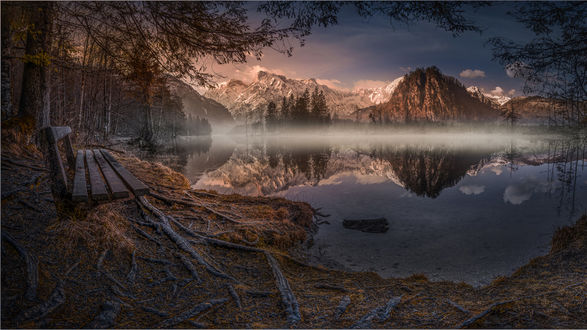 Обои на рабочий стол Деревянная скамья на берегу горного озера, фотограф Friedrich Beren