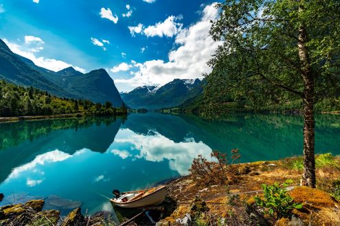 Обои на рабочий стол Лодка с мотором на берегу фьорда, Norway / Норвегия