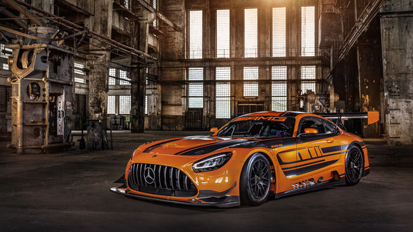 Обои на рабочий стол Спортивный Mercedes-AMG GT3 2019 стоит в заводском цеху