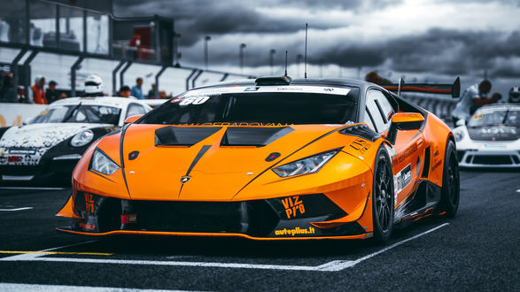 Обои на рабочий стол Оранжево-черный Lamborghini Aventador на старте заезда