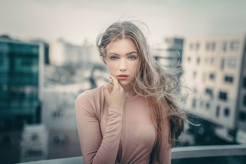 Обои на рабочий стол Модель Karolina / Каролина стоит на фоне города, by Jiri Tulach