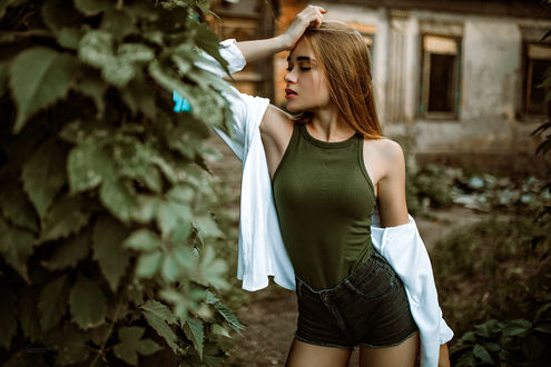 Обои на рабочий стол Модель Olga Kanaykina / Ольга Канайкина cтоит у куста