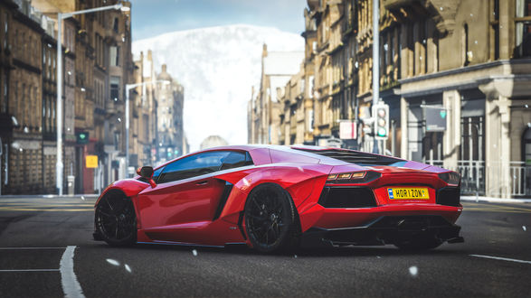 Обои на рабочий стол Красный Lamborghini Aventador в городе, из игры Forza Horizon