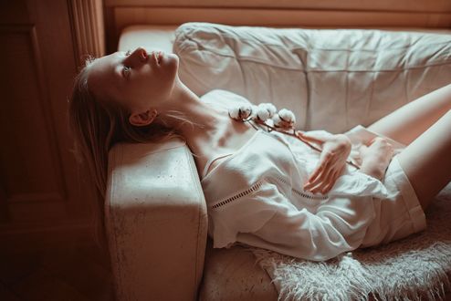 Обои на рабочий стол Девушка лежит на диване. Фотограф Ульяна Найденкова
