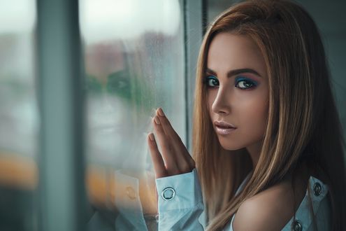 Обои на рабочий стол Девушка у окна, фотограф Ali Pazani