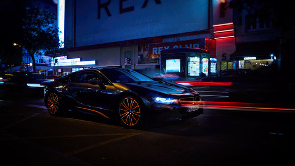 Обои на рабочий стол Черный BMW i8 Ultimate Sophisto Edition 2019 на улице вечернего города