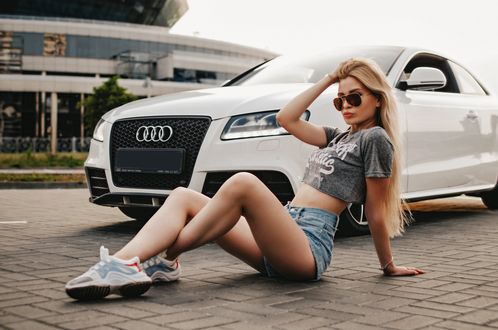 Обои на рабочий стол Девушка в очках сидит у авто