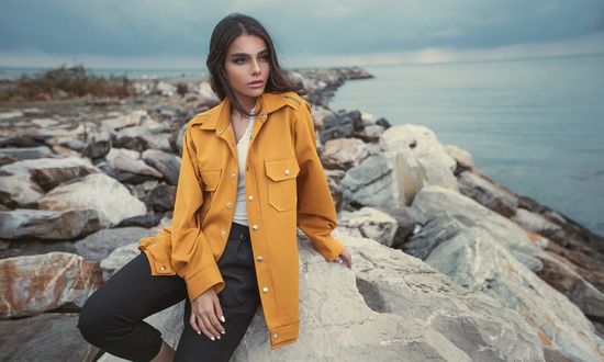 Обои на рабочий стол Девушка сидит на камнях, фотограф Ali Pazani