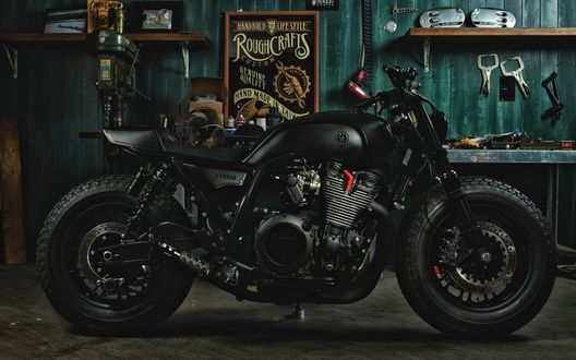 Обои на рабочий стол Мотоцикл Yamaha XJR 1300 с кастомным обвесом от Rough Crafts стоит в гараже