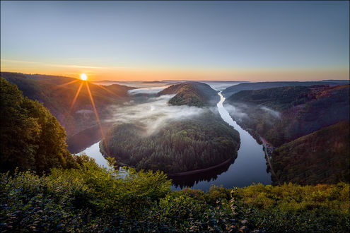 Обои на рабочий стол Saarschleife Riverbend / изгиб реки Сааршлейф в Саарланде, Германия, фотограф Georg Scharf