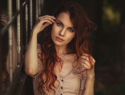Обои на рабочий стол Модель Klaudia стоит у окна, by Robert finus