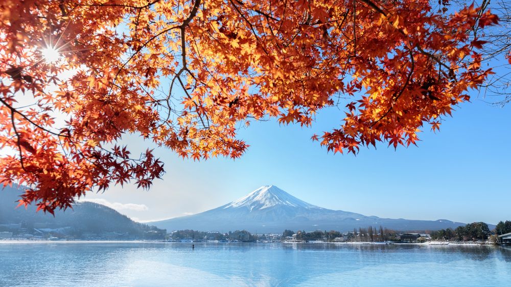 Обои для рабочего стола Вид на вулкан Фудзияма / Fujiyama в ясный осенний день, Япония / Japan