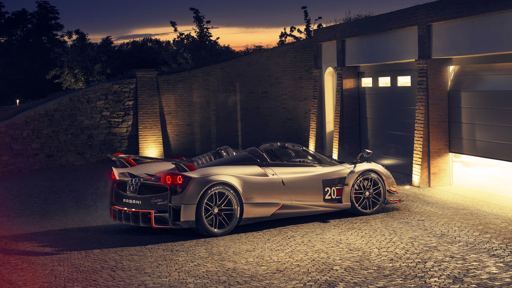 Обои для рабочего стола Серый родстер Pagani Huayra BC стоит вечером у автобоксов