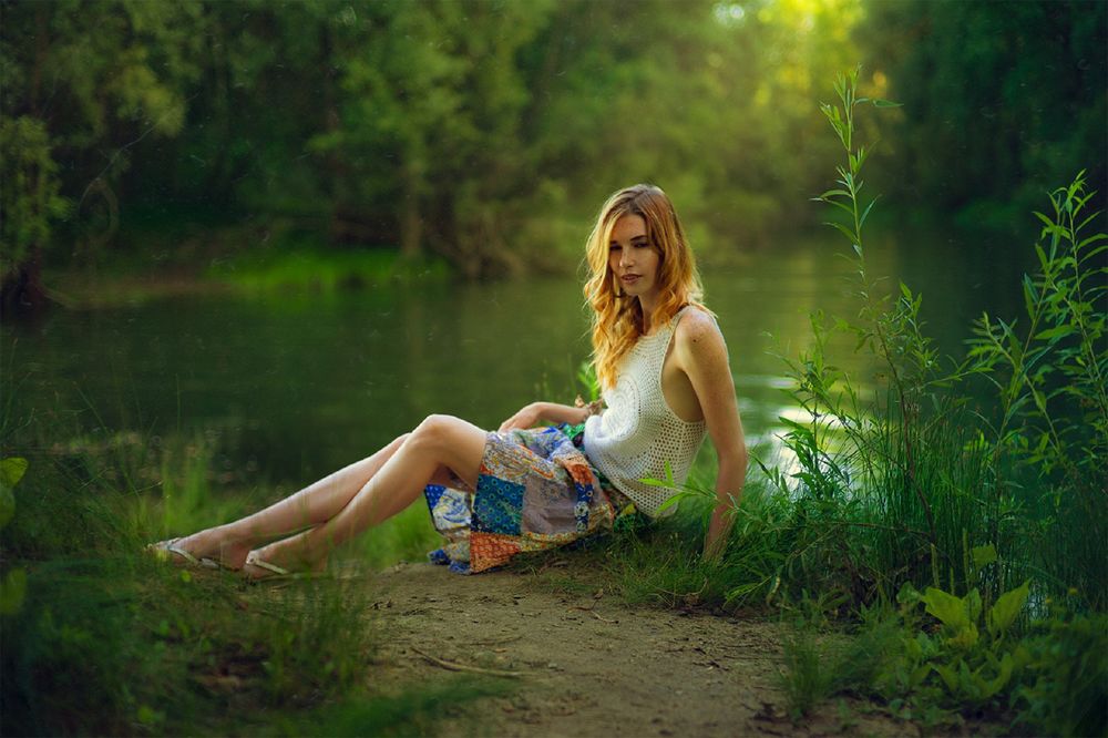 Обои для рабочего стола Девушка сидит у водоема. Фотограф Andrew Gnezdilov