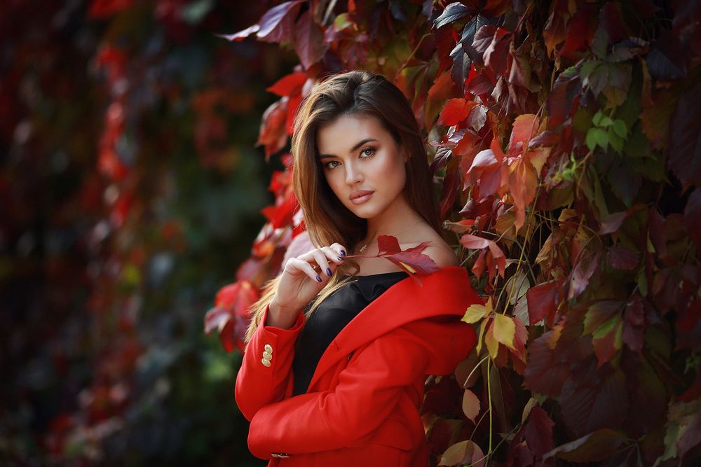 Обои для рабочего стола Модель Ксения в красном пальто стоит на фоне природы с осенней листвой, фотограф Дмитрий Архар