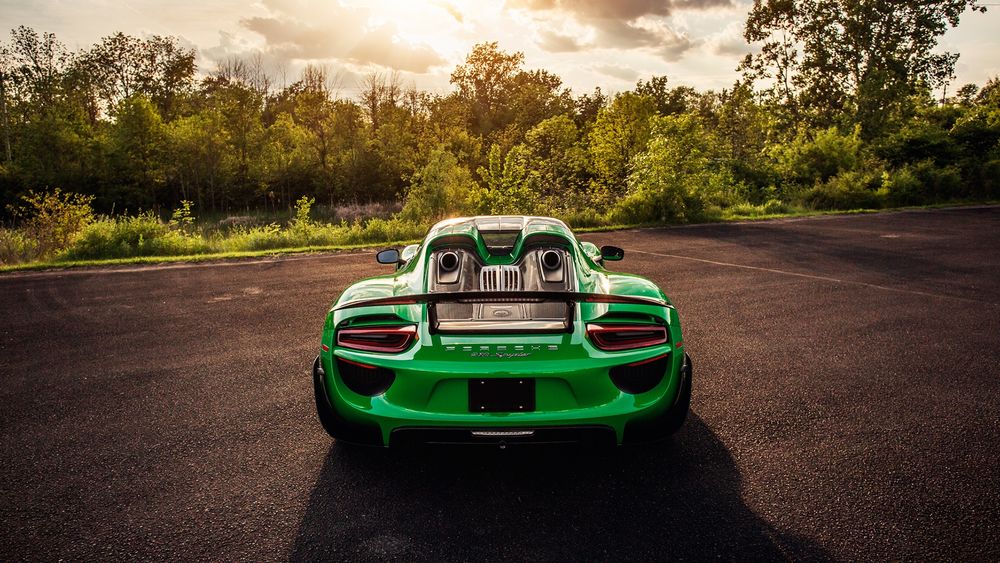 Обои для рабочего стола Авто марки Porsche 918 Spyder в цвете малахит стоит на дороге, 2019 года