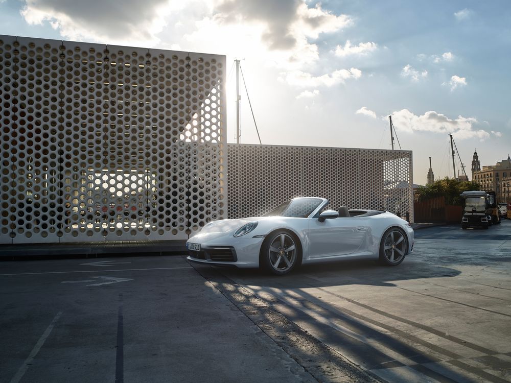 Обои для рабочего стола Немецкий производитель представил новый Porsche 911 Carrera 4 (992) & 911 Carrera 4 Cabriolet (992), 2019 года