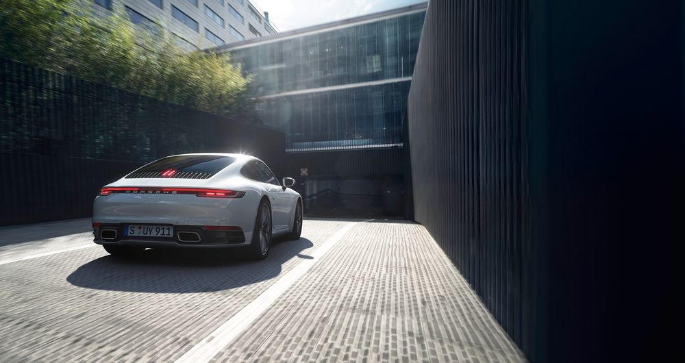 Обои для рабочего стола Немецкий производитель представил новый Porsche 911 Carrera 4 (992) & 911 Carrera 4 Cabriolet (992), 2019 года
