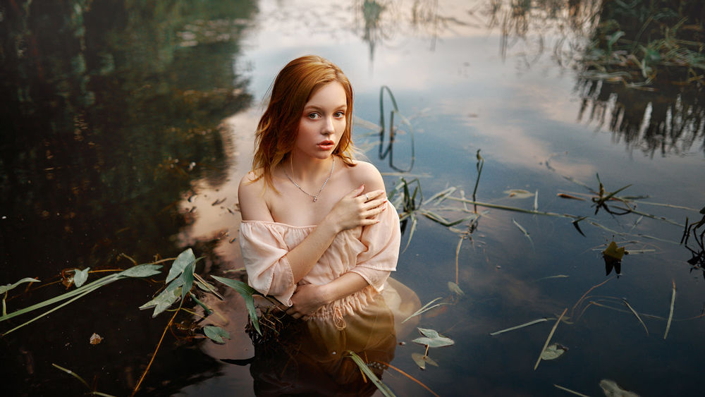 Обои для рабочего стола Девушка стоит в воде, фотограф Anton Dyatlov
