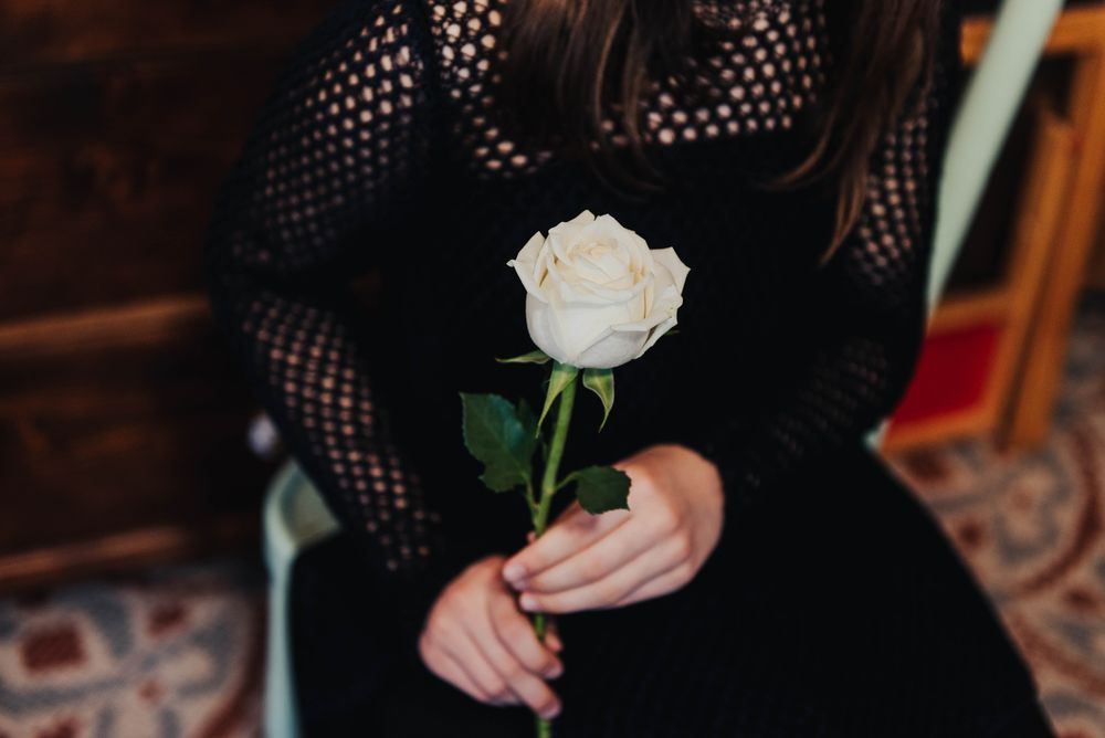 Фото девушки с розами в руках без лица