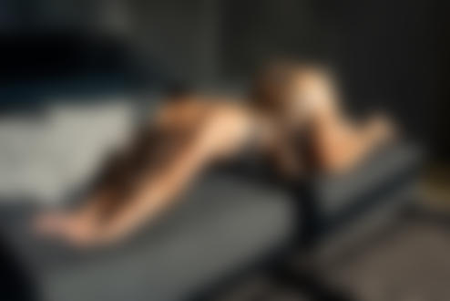 Обои на рабочий стол Девушка в нижнем белье позирует на диване