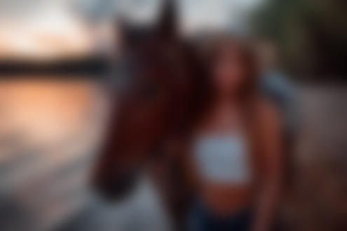 Обои для рабочего стола Девушка в шляпе стоит рядом с лошадью, фотограф Shapar Andrew