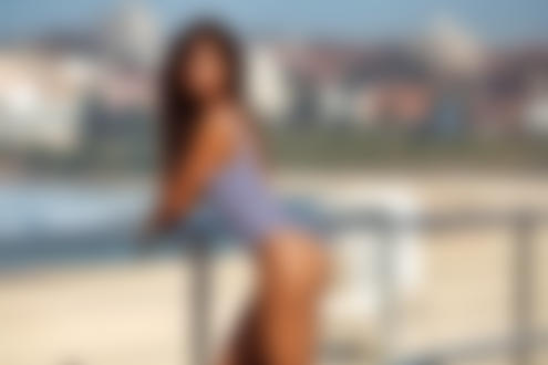 Обои на рабочий стол Модель Shanina Shaik / Шанина Шейк cтоит на фоне города