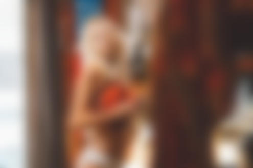 Обои на рабочий стол Модель София Чуприкова / Sofiia Chuprikovа прикрыла себя шляпой, фотограф Jon Batario