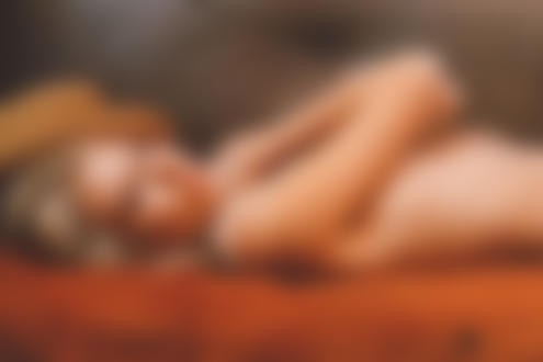 Обои на рабочий стол Модель София Чуприкова / Sofiia Chuprikovа позирует на диване, фотограф Jon Batario