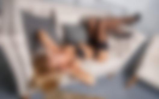 Обои для рабочего стола Модель Мария Невешкина позирует на диване, фотограф Oleg Klimin