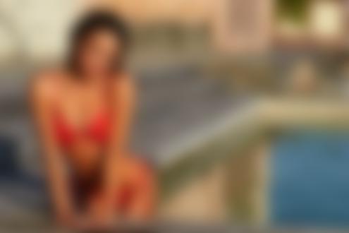 Обои на рабочий стол Модель Jessica Buchanan стоит в бассейне