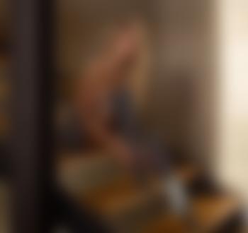 Обои для рабочего стола Модель Nata Lee сидит на ступеньках, фотограф Александр Маврин