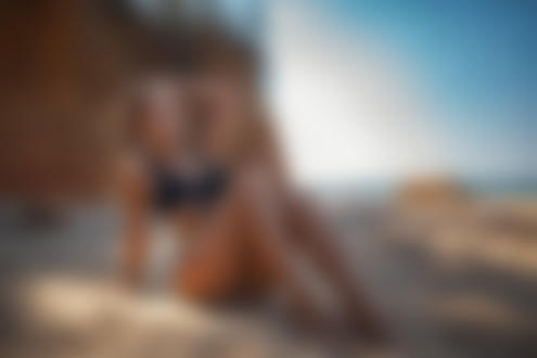 Обои на рабочий стол Девушка Ника Гикалюк в купальникеВ сидитВ на песке, фотограф Grigoriy Lifin